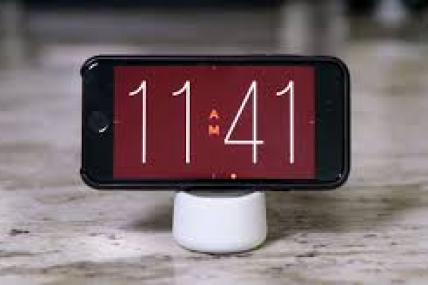 High-tech e-clock - Uses for an Old Smartphone